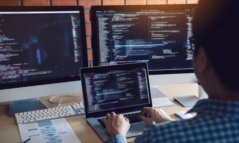 数据科学选型:R与Python如何赋能永城市网站建设?